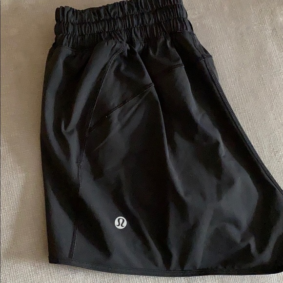 Lulu Rare Seasonal 2.5” shorts 4 - Picture 4 of 4